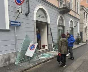 nel centro storico di vercelli una banda di rapinatori ha sfondato la 